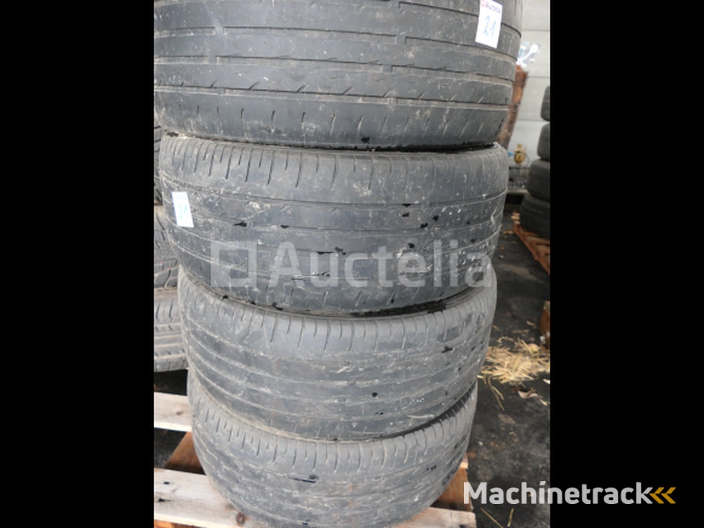 4 Tweedehands banden op Maxxis Pro R1 aluminium velg (Afmetingen: 225/40 ZR 18 92W)