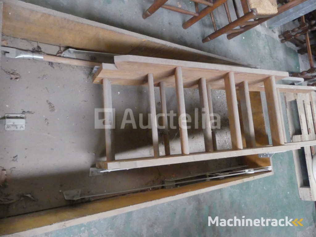 Zolderluik met vouwladder