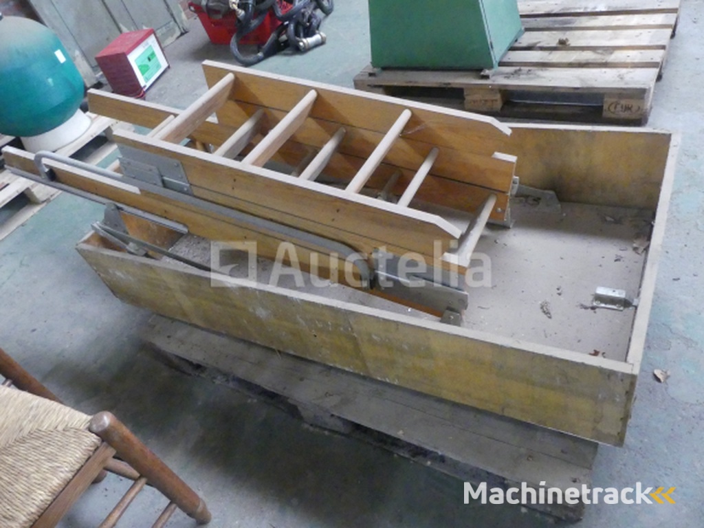 Zolderluik met vouwladder