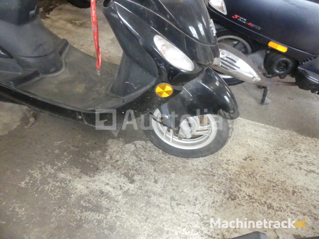 50cc Peugeot V-clic Scooter (VIN: LAEAGZ4808B28876)