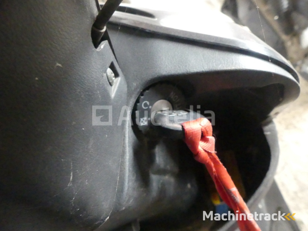 50cc Peugeot V-clic Scooter (VIN: LAEAGZ4808B28876)