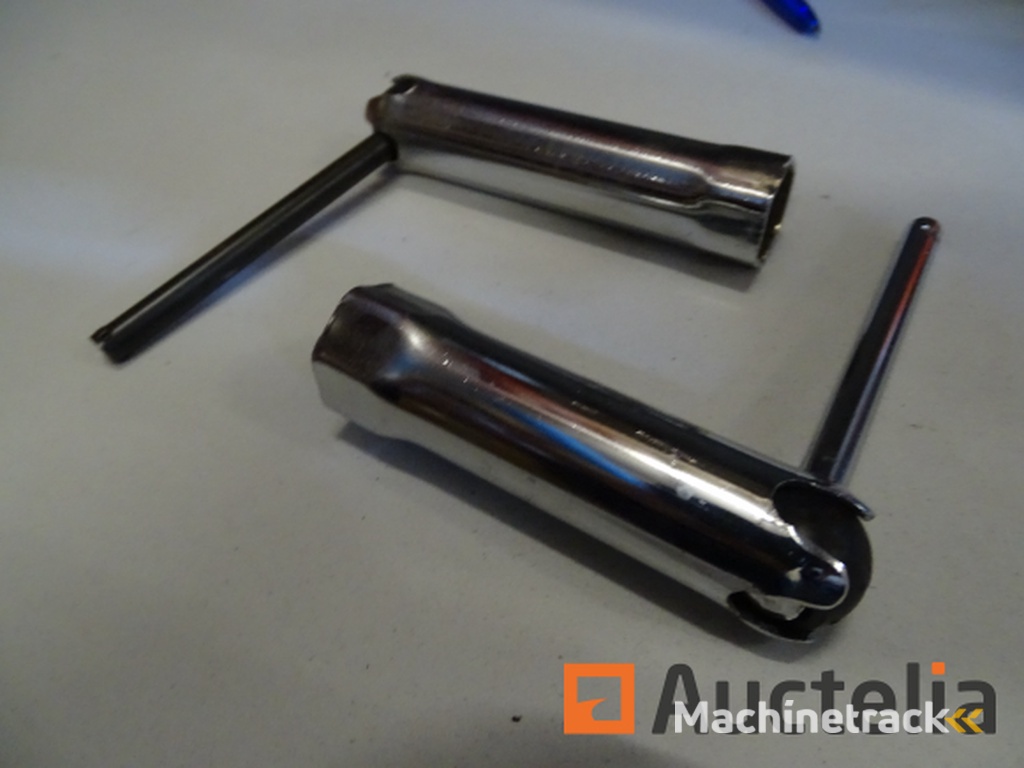 2 Bougiesleutels van verschillende lengtes