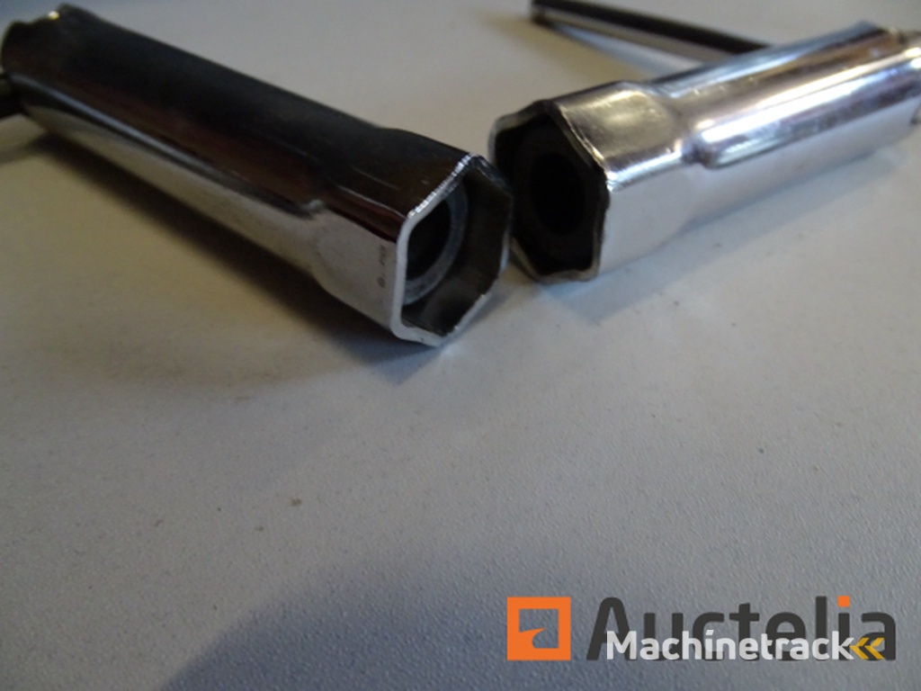 2 Bougiesleutels van verschillende lengtes