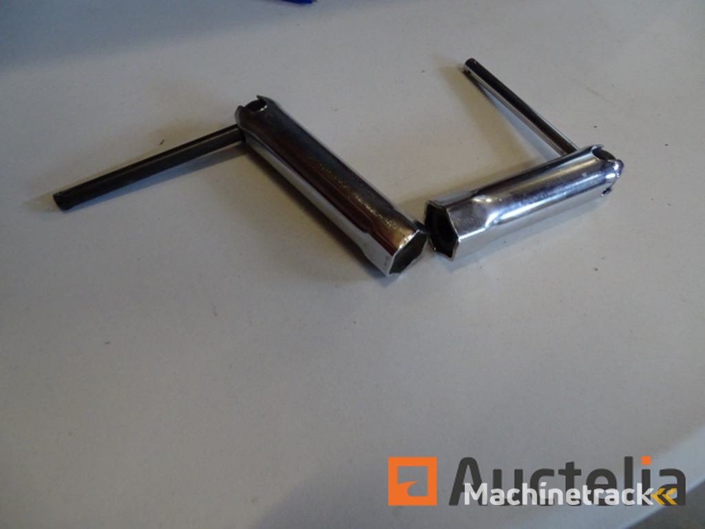 2 Bougiesleutels van verschillende lengtes