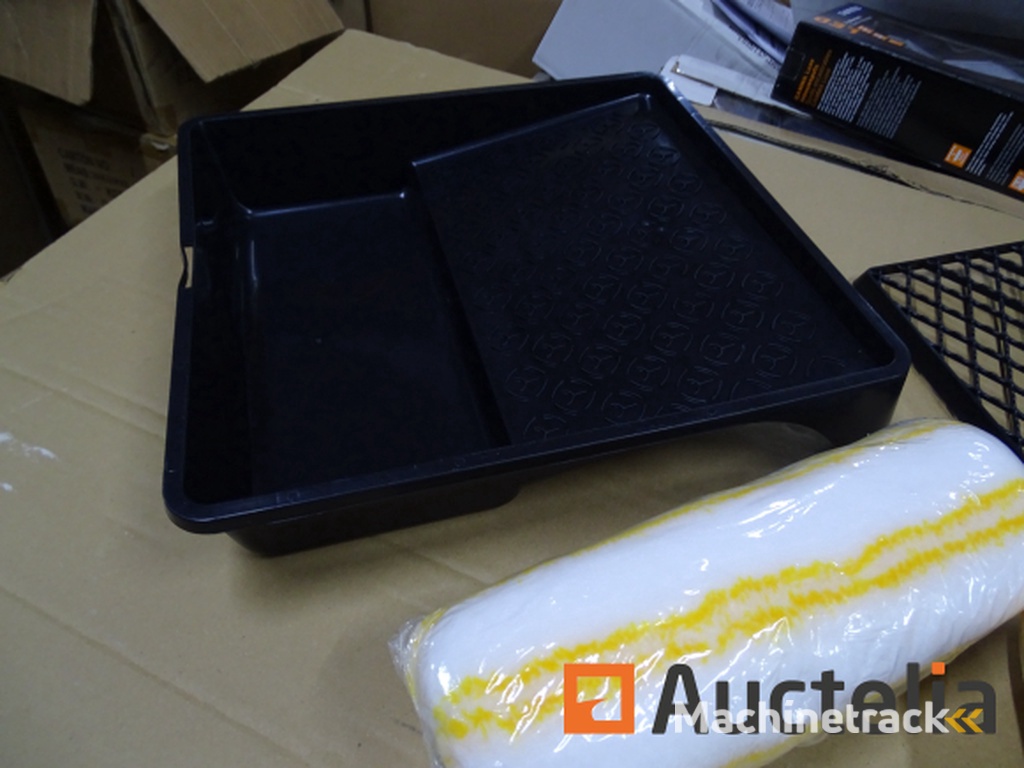 2 muur- en plafondverfrollers, 1 grote lade, 2 rekken