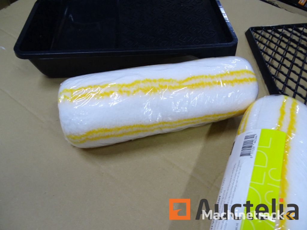 2 muur- en plafondverfrollers, 1 grote lade, 2 rekken