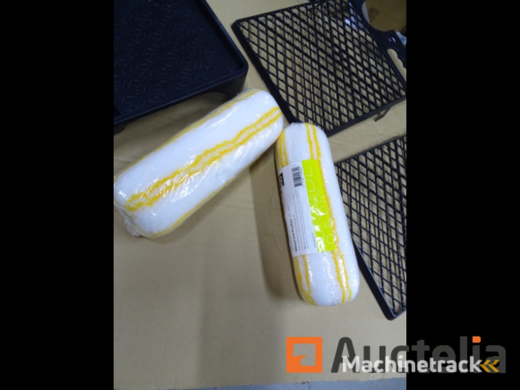 2 muur- en plafondverfrollers, 1 grote lade, 2 rekken