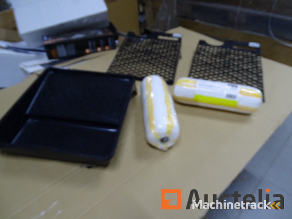 2 muur- en plafondverfrollers, 1 grote lade, 2 rekken