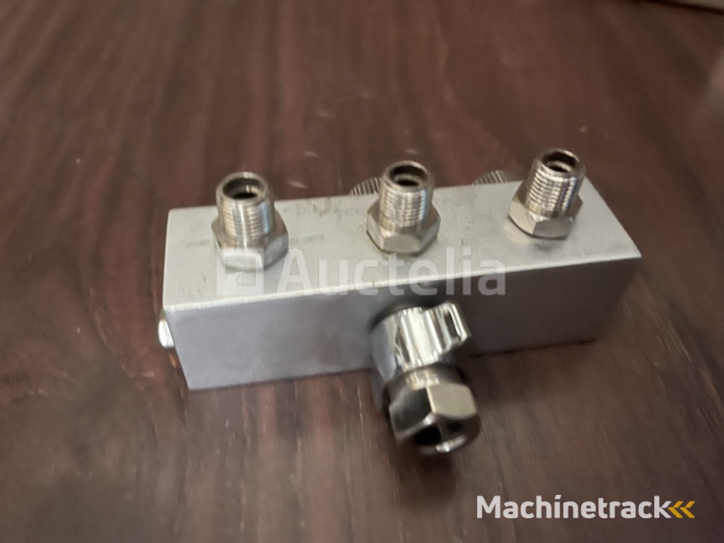 Air distributor for airbrush 3 outputs