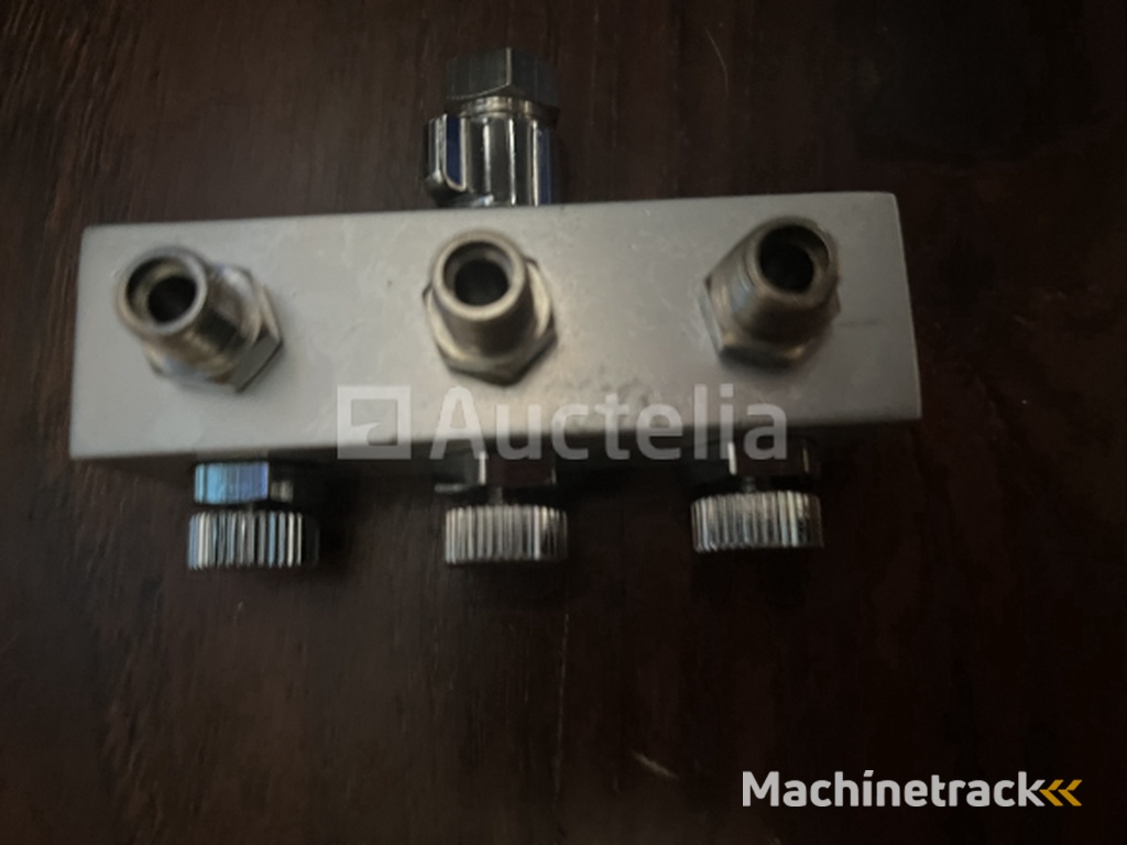 Air distributor for airbrush 3 outputs