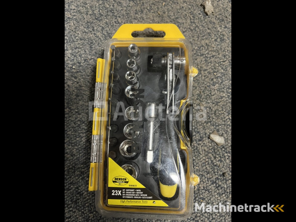 Bit socket set with ratchet