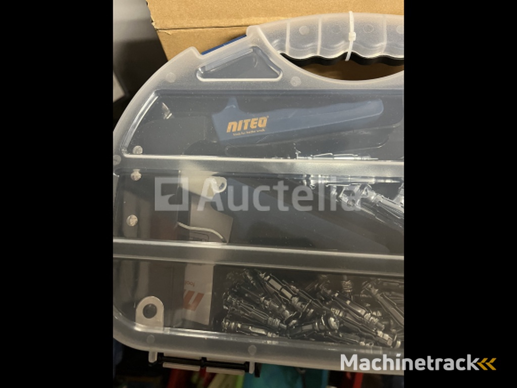 Hollow wall plug set