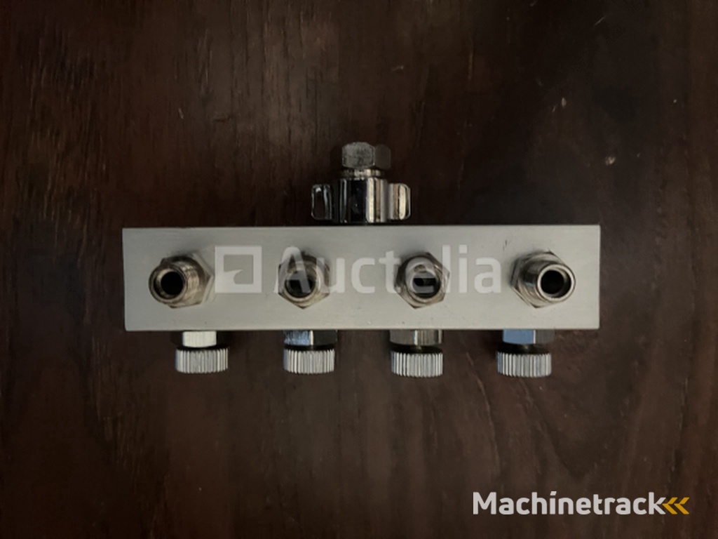 Air distributor for airbrush 4 outputs