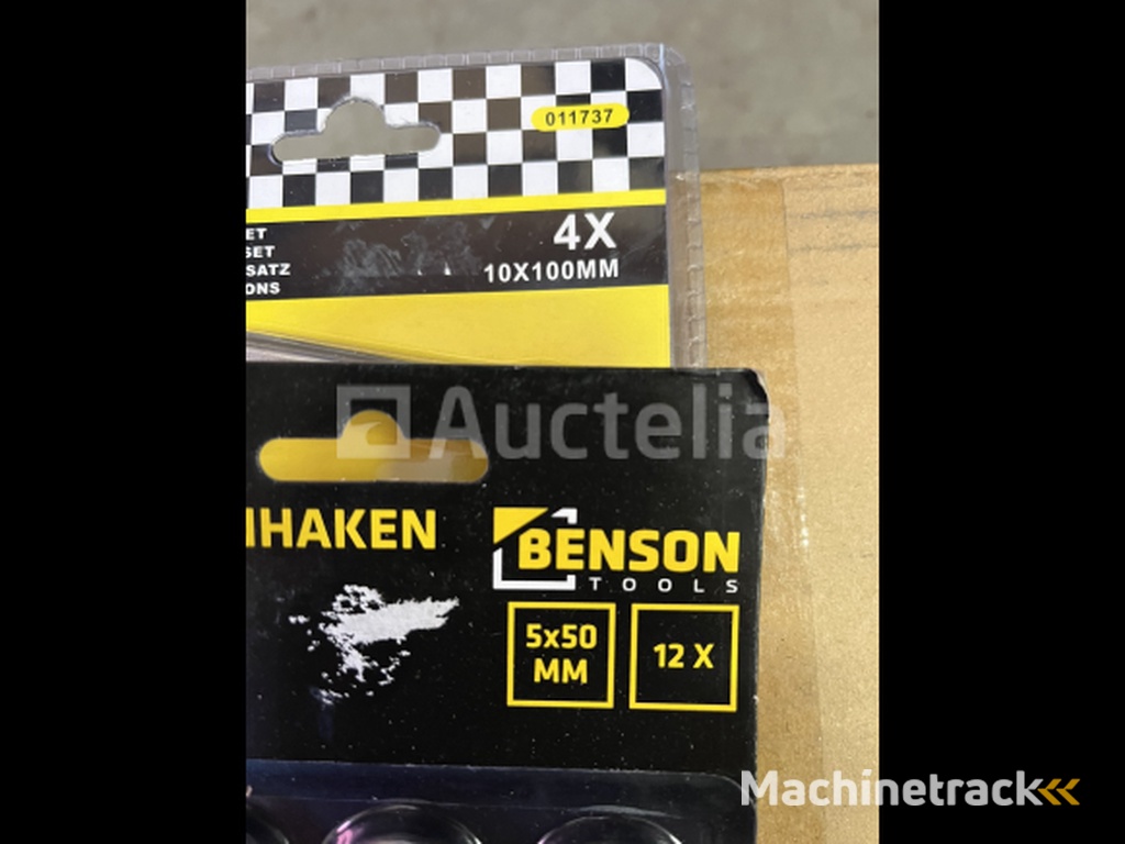 2 sets of carabiners