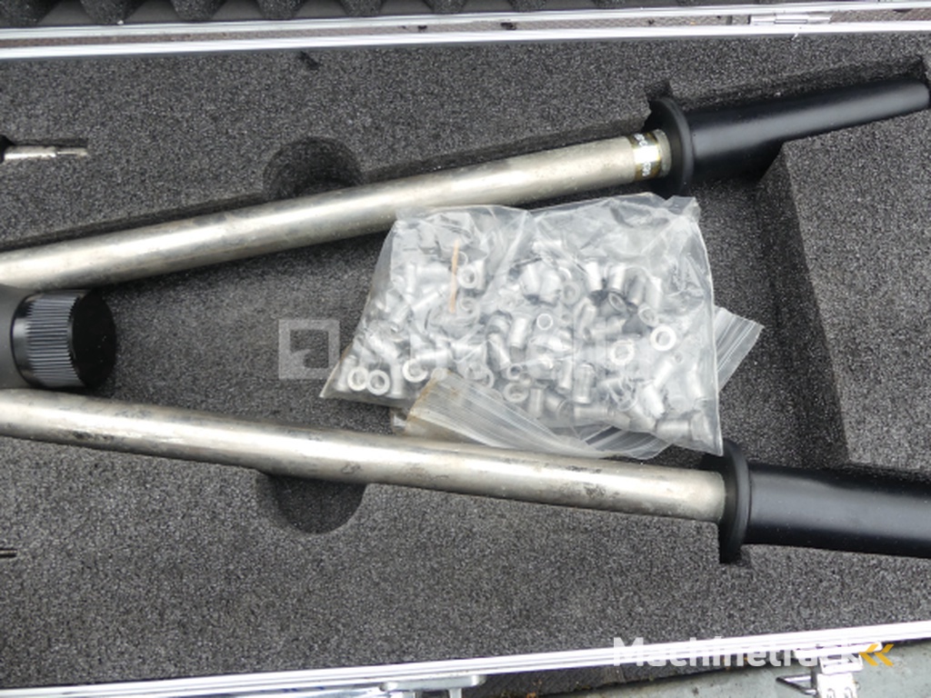 Masterfix EZM12 Krimptang met blinde moeren