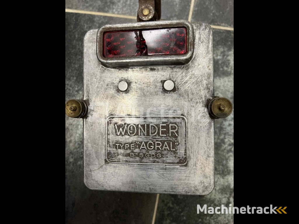 Portable railway signalling lamp