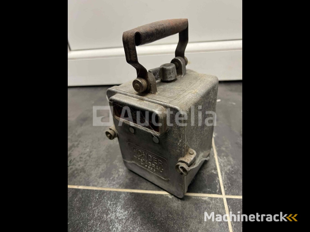 Portable railway signalling lamp