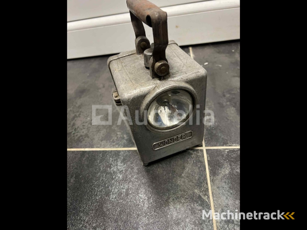 Portable railway signalling lamp