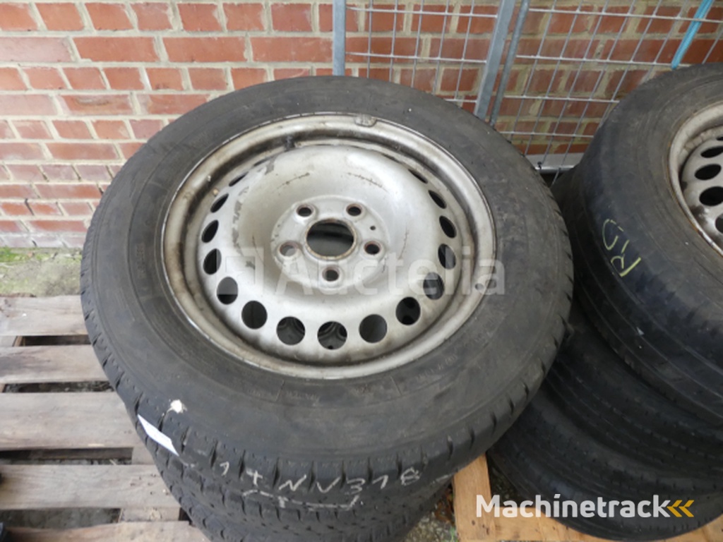 4 Tyres for VW Combi Goodyear 205/65R16C 107/105T (winter)