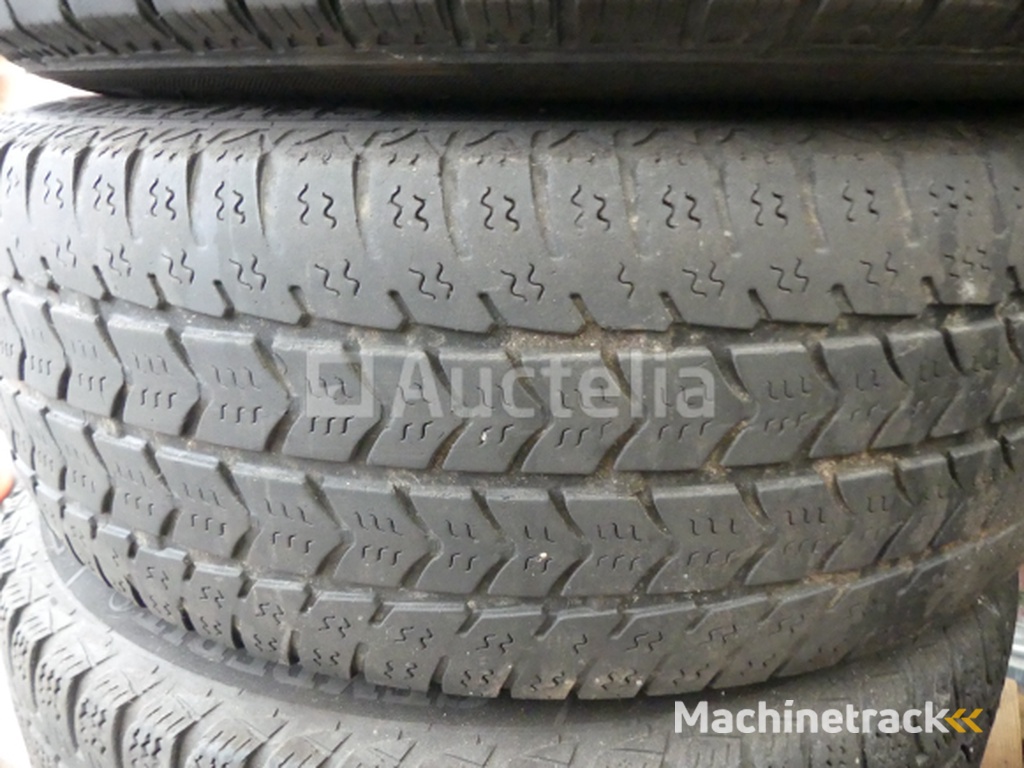 4 Tyres for VW Combi Goodyear 205/65R16C 107/105T (winter)