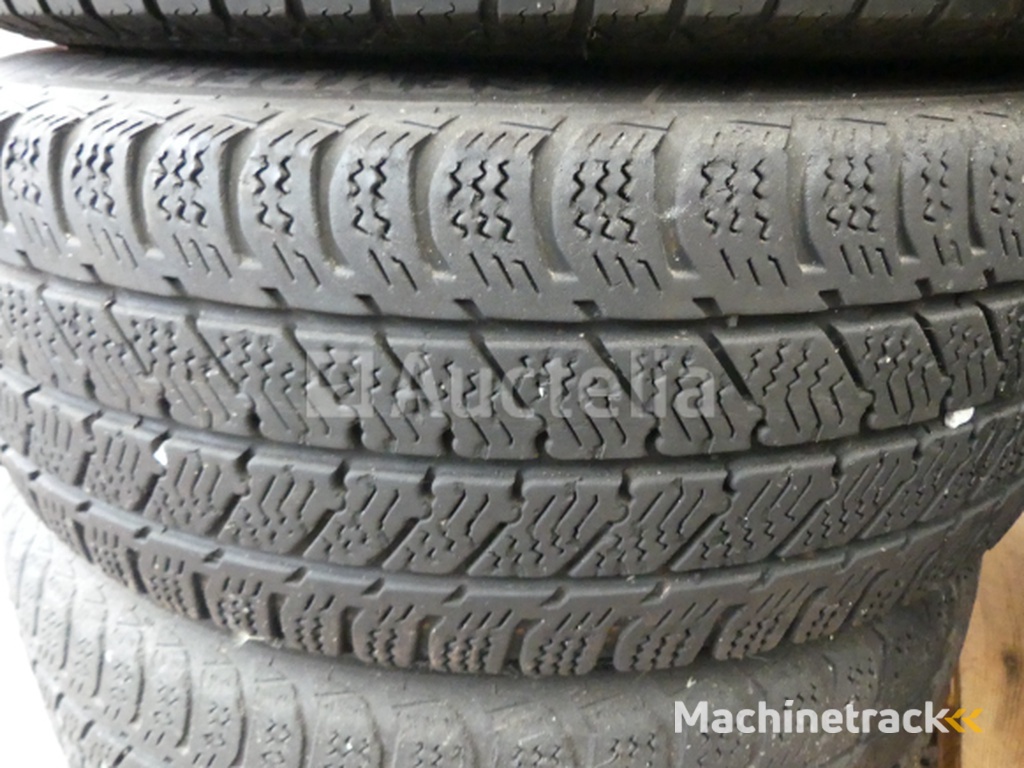 4 Tyres for VW Combi Goodyear 205/65R16C 107/105T (winter)