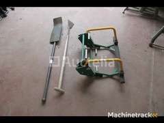 safety-hooking-system-for-ladders-on-cornices,-roofing-scrapers