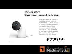 wired-camera-with-philips-hue-desk-stand