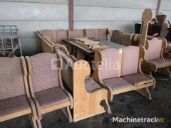 rustieke-banken-en-tafels-die-moeten-worden-gerestaureerd