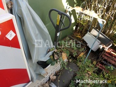 inhoud-van-de-achterkant-van-de-container,-inclusief-palletwagen,-kruiwagen,-kruiwagenheffer,-bewegwijzering,-metselaarschragen,-linialen,...