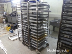 3-trolleys-met-dienbladen
