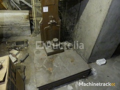 vintage-mechanical-scale