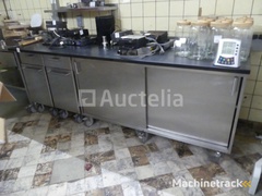 roestvrijstalen-tafels-met-granieten-plank