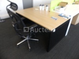 Minituur van Bureau + kledingkast + ronde tafel + 4 stoelen