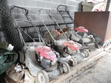 Minituur van 3 Honda grasmaaiers