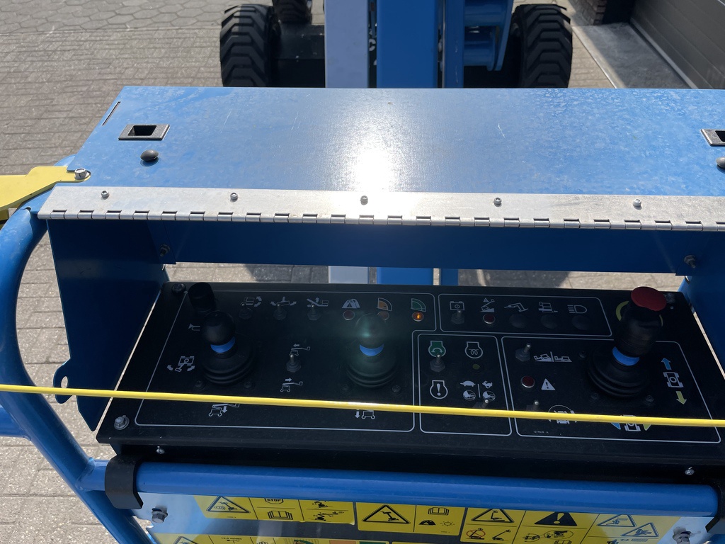 TE HUUR genie z-45xc kniktelescoop hoogwerker 16 M