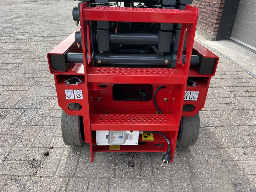 Magni ES0807 AC schaarhoogwerker NIEUW €165 LEASE