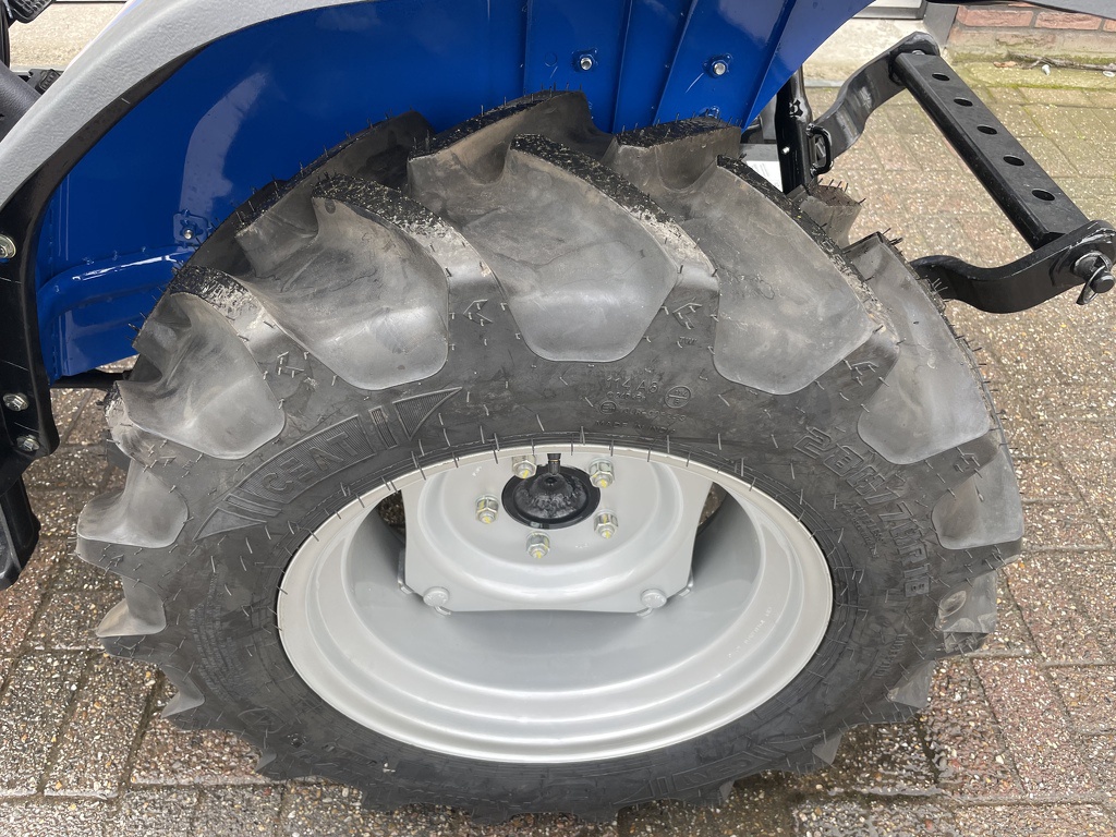 Solis 26 minitractor NIEUW brede landbouwbanden