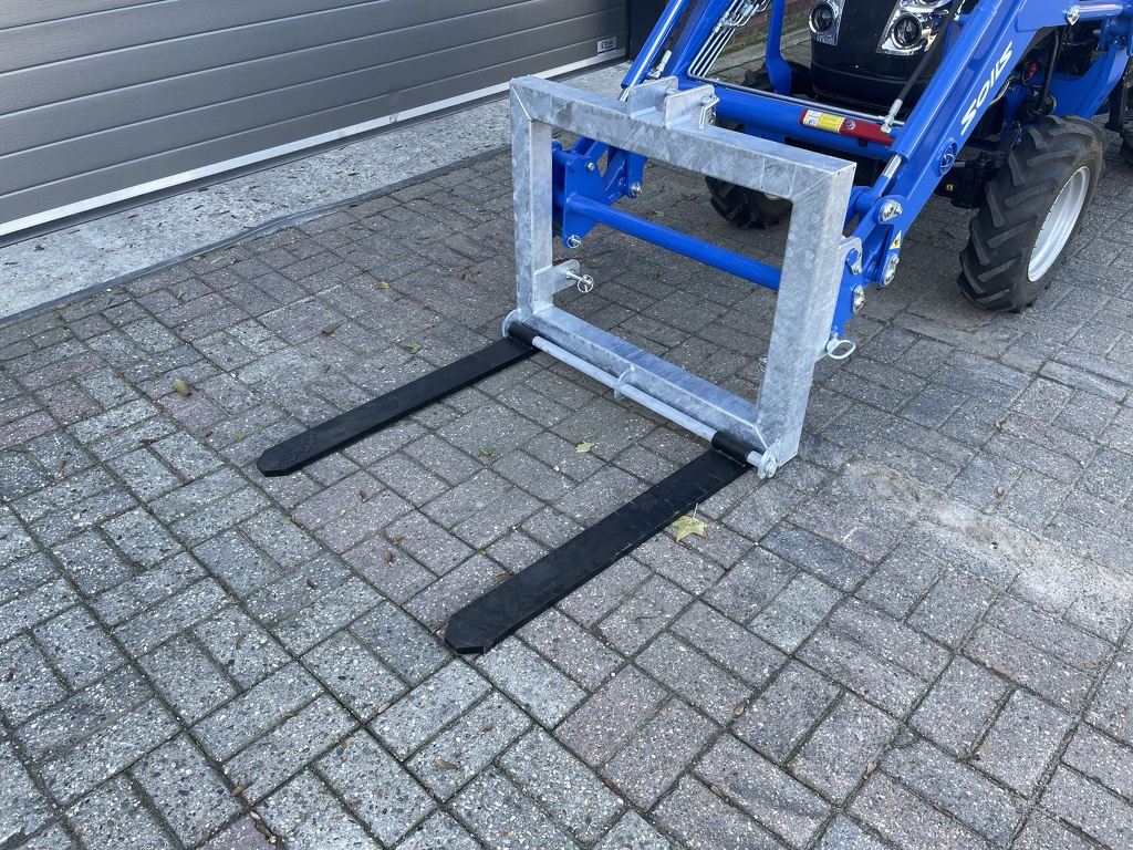 Combi Palletdrager / Palletvork 750 kg verstelbaar voor 3-punt en voorlader Solis / Farmtrac
