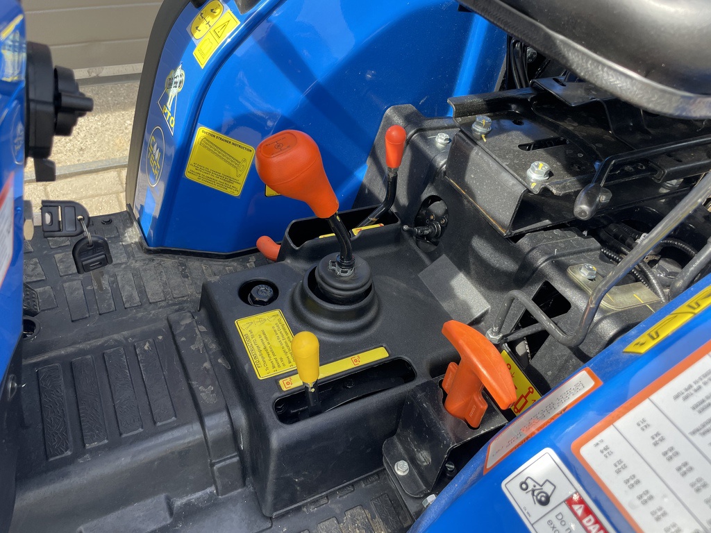 Solis 26 minitractor NIEUW + frontlader op brede agribanden