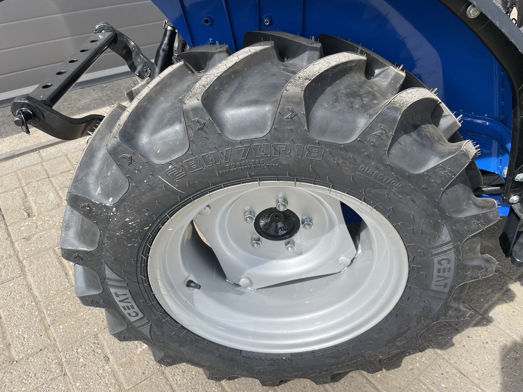 Solis 26 minitractor NIEUW + frontlader op brede agribanden
