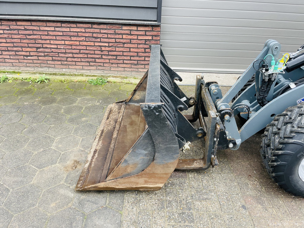 Giant G2700 HD X-TRA + minishovel / kniklader BJ 2024 260 uur