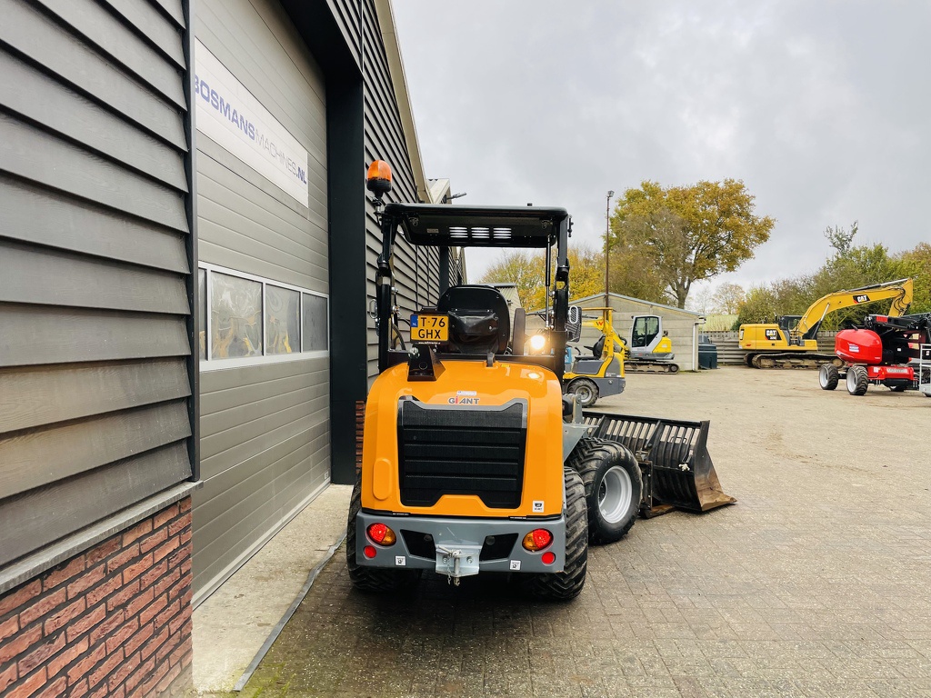 Giant G2700 HD X-TRA + minishovel / kniklader BJ 2024 260 uur