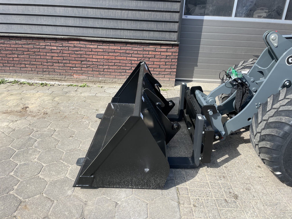 Giant G3500 shovel NIEUW €795 LEASE