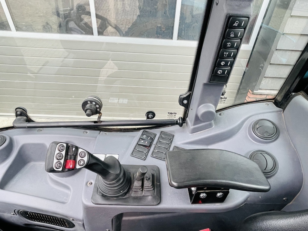 TE HUUR Giant G5000 5 T shovel / kniklader