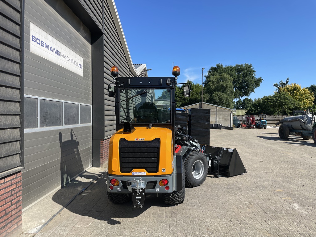 Giant G2700 TELE HD+ minishovel NIEUW €835 LEASE