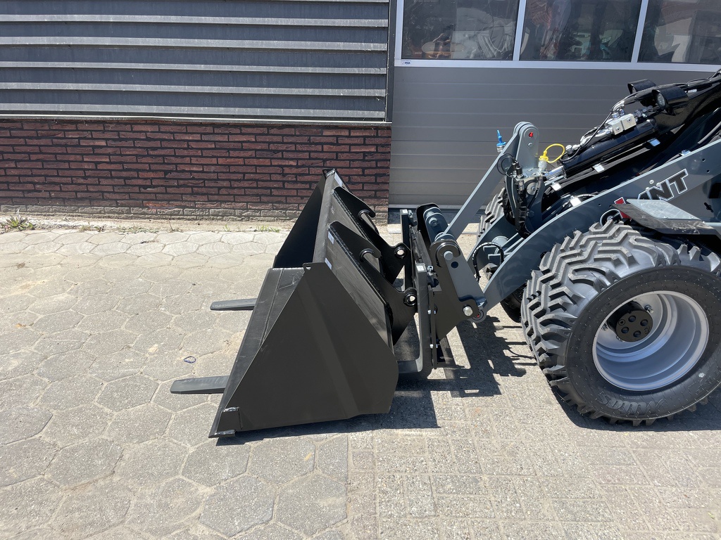 Giant G2700 X-TRA HD+ CABINE minishovel NIEUW