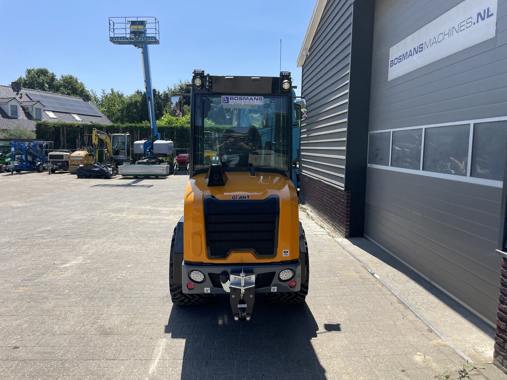 Giant G2700 X-TRA HD+ CABINE minishovel NIEUW