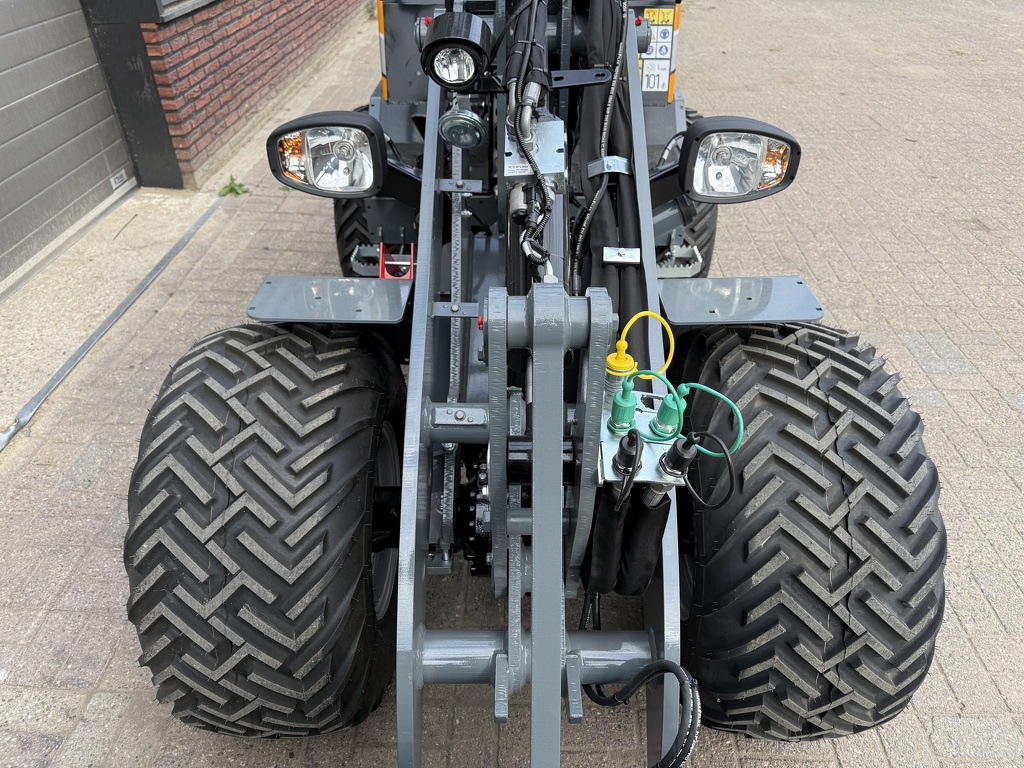 Giant G2700 HD X-TRA + minishovel / kniklader NIEUW