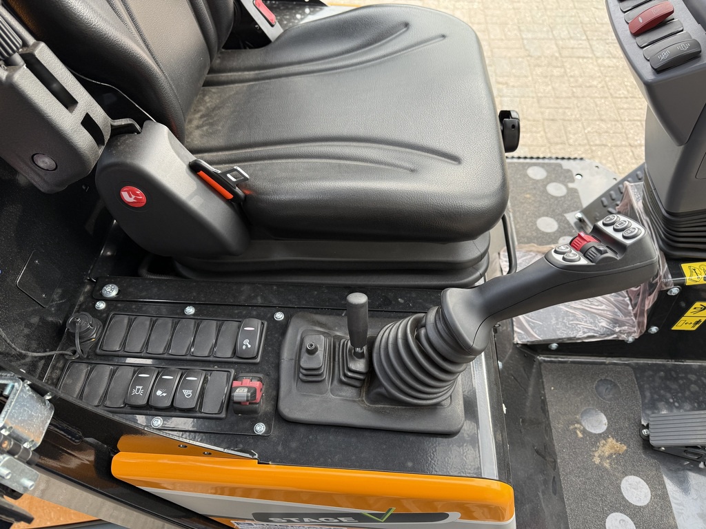 Giant G2700 HD X-TRA + minishovel / kniklader NIEUW