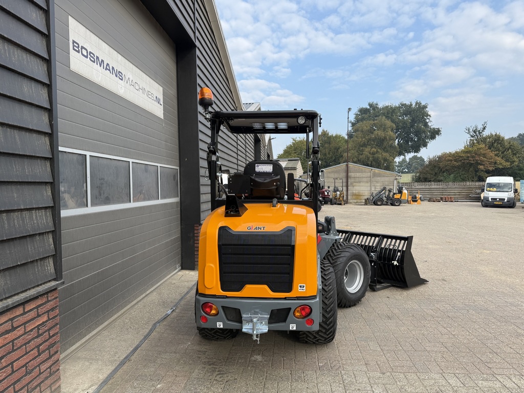 Giant G2700 HD X-TRA + minishovel / kniklader NIEUW